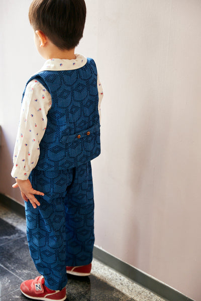 <transcy>KIDS VEST - TEA CUP SASHIKO</transcy>