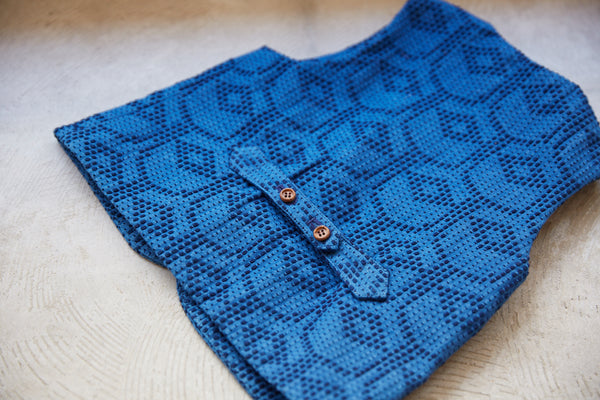 <transcy>KIDS VEST - TEA CUP SASHIKO</transcy>
