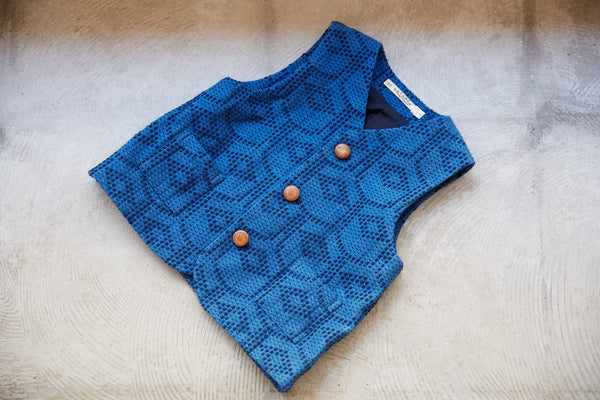 <transcy>KIDS VEST - TEA CUP SASHIKO</transcy>